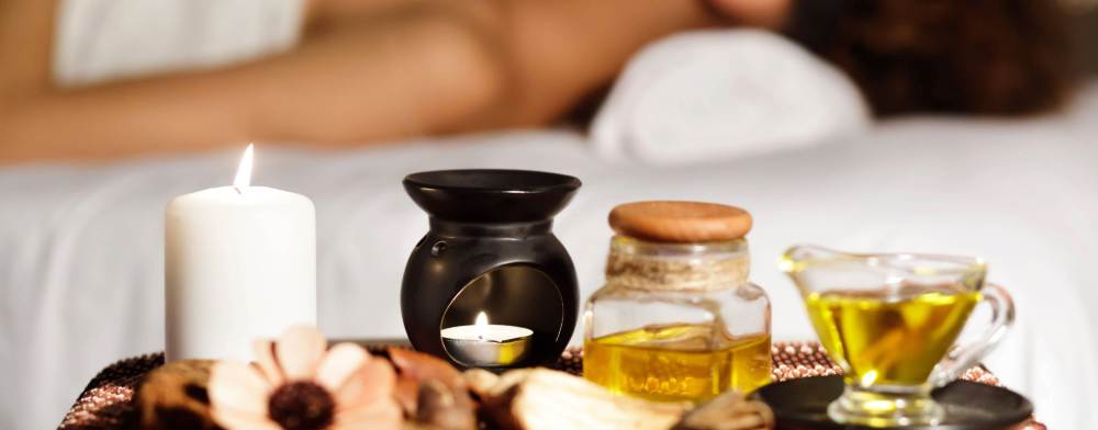 Terapeuta de Quiroesencia realizando masaje relajante con técnica manual sobre la espalda del cliente en Granada